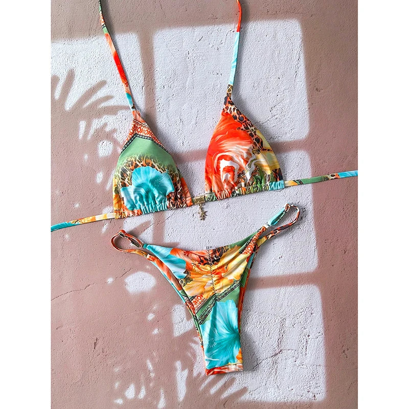Bikini triangular estampado con charm