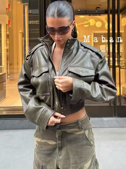 Chaqueta cropped polipiel con bolsillos