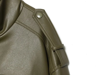 Chaqueta cropped polipiel con bolsillos
