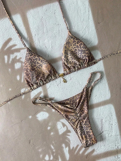 Bikini triangular estampado con charm