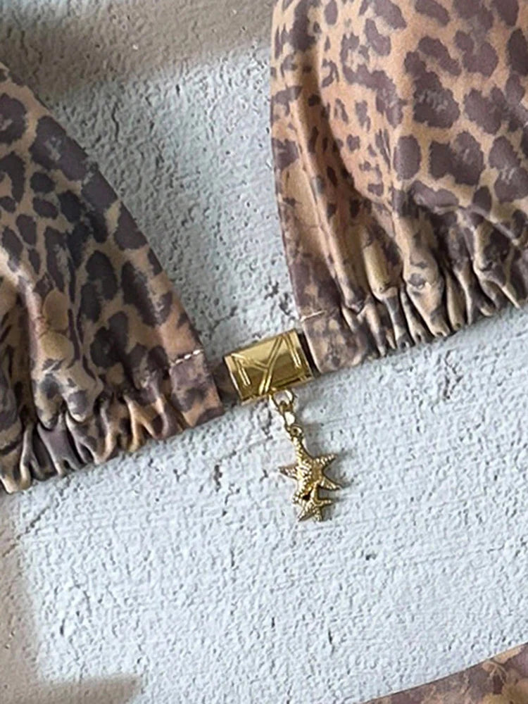Bikini triangular estampado con charm