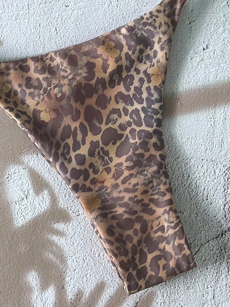 Bikini triangular estampado con charm
