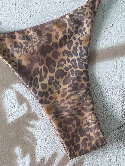 Bikini triangular estampado con charm