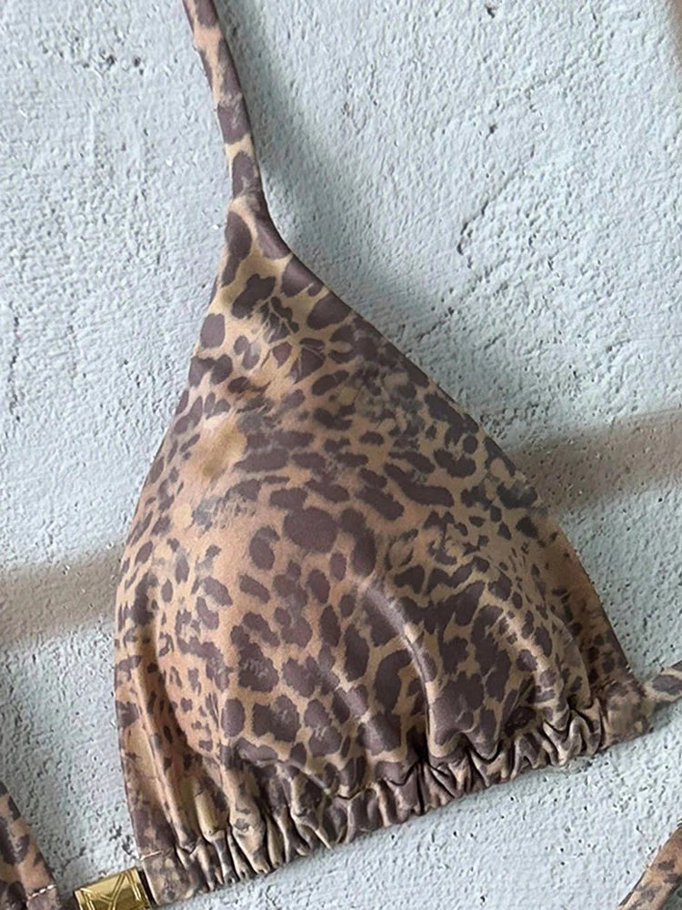 Bikini triangular estampado con charm