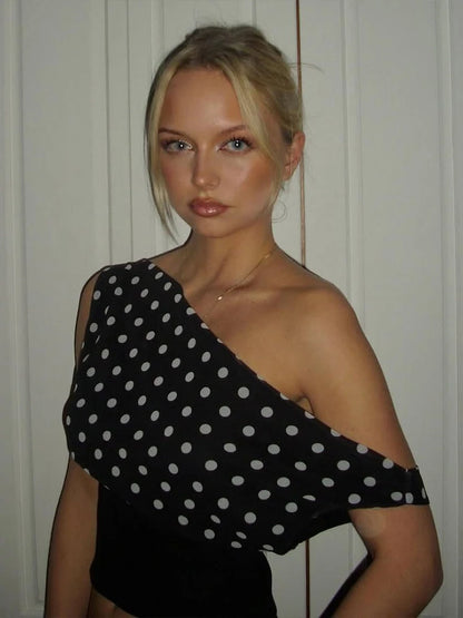 Top off-shoulder de lunares con cintura ajustada